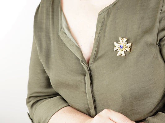 Alfinete Cruz com Pormenores Azuis, Inspirado na Filigrana Portuguesa, Aço Inoxidável Dourado - Mulher a usar Alfinete