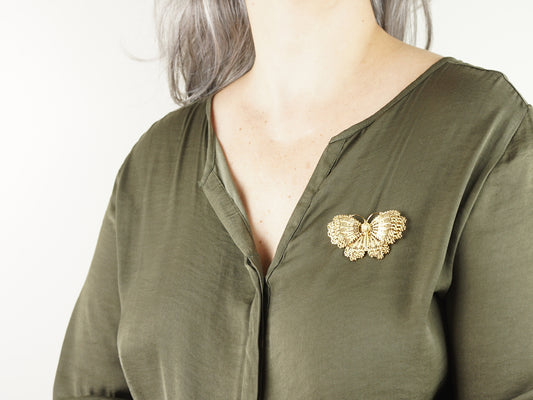 Alfinete Borboleta Grande, Inspirado na Filigrana Portuguesa, Aço Inoxidável Dourado - Mulher a usar Alfinete