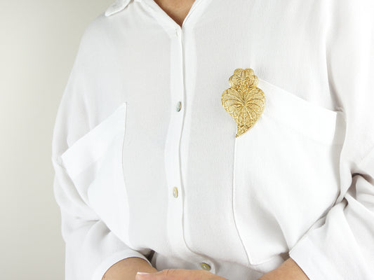 Alfinete Coração de Viana Tradicional Grande, Inspirado na Filigrana Portuguesa, Aço Inoxidável Dourado - Pormenor Mulher a usar Alfinete