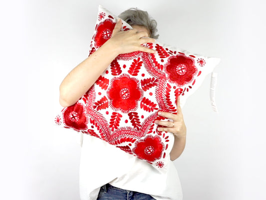 Fronha Decorativa em Linho, Grande, com Bordado de Viana - Mulher a Agarrar Almofada