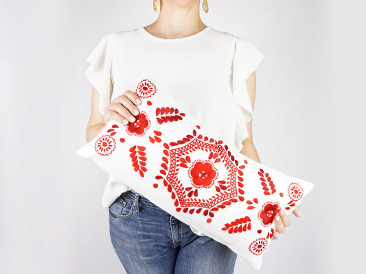 Fronha Decorativa em Linho, Rectangular, com Bordado de Viana - Mulher a Segurar em Almofada