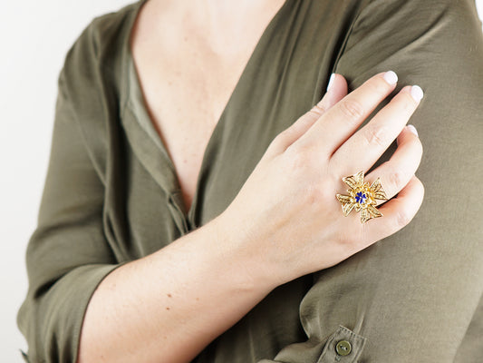 Anel Cruz Grande com Pormenores Azuis, Inspirado na Filigrana Portuguesa, Aço Inoxidável Dourado - Mulher a usar Anel na Mão