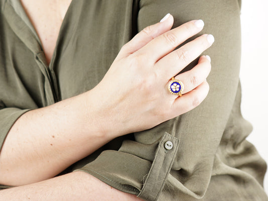 Anel Caramujo Azul, Inspirado na Filigrana Portuguesa, Aço Inoxidável Dourado - Mulher a usar Anel na Mão