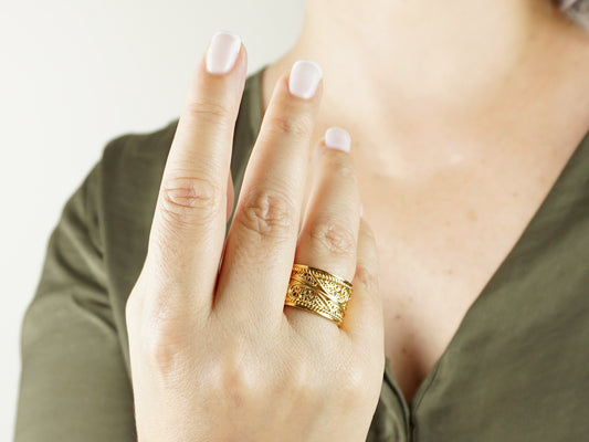 Anel Tradicional Viana, Inspirado na Filigrana Portuguesa, Aço Inoxidável Dourado - Mulher a usar Anel na Mão