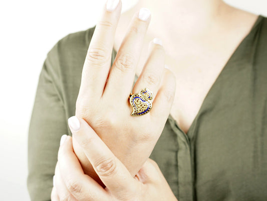 Anel Coração de Viana Tradicional com Pormenores Azuis, Inspirado na Filigrana Portuguesa, Aço Inoxidável Dourado - Mulher a usar Anel