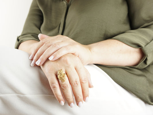 Anel Coração de Viana Tradicional, Inspirado na Filigrana Portuguesa, Aço Inoxidável Dourado - Mulher a usar Anel