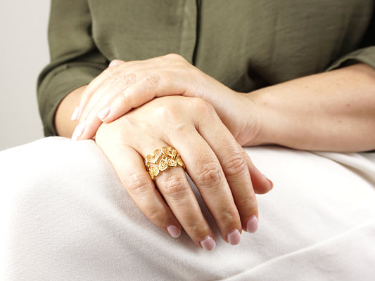 Anel Duplo com Corações de Viana Encaixados, Inspirado na Filigrana Portuguesa, Aço Inoxidável Dourado - Pormenor Mulher a usar Anel