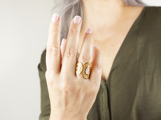 Anel Geométrico com Círculos, Inspirado na Filigrana Portuguesa, Aço Inoxidável Dourado - Pormenor Mulher a usar Anel