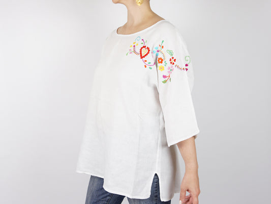 Blusa Branca, em Linho com Bordado de Viana, Tamanho Único - Mulher a Usar Blusa