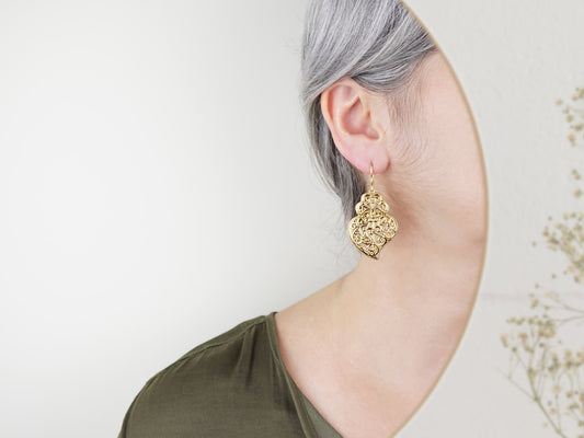 Brincos Tradicionais Coração de Viana Grandes, Inspirados na Filigrana Portuguesa, Aço Inoxidável Dourado - Mulher a usar Brincos