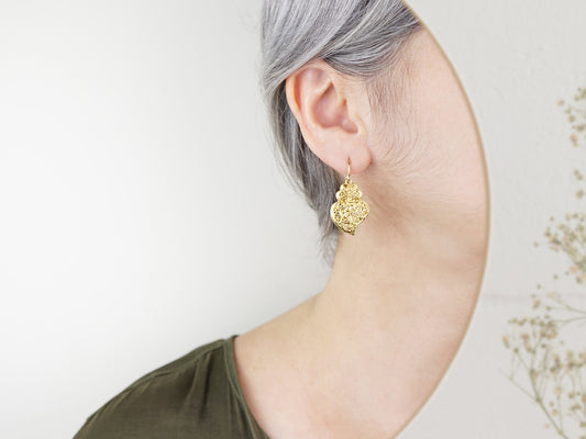 Brincos Tradicionais Coração de Viana Médios, Inspirados na Filigrana Portuguesa, Aço Inoxidável Dourado - Mulher a usar Brinco