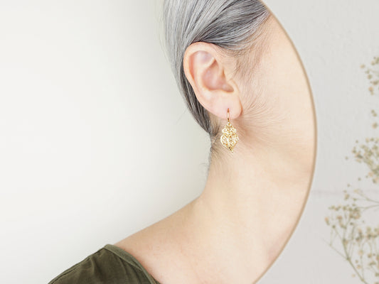 Brincos Tradicionais Coração de Viana Pequenos, Inspirados na Filigrana Portuguesa, Aço Inoxidável Dourado - Mulher a usar Brinco