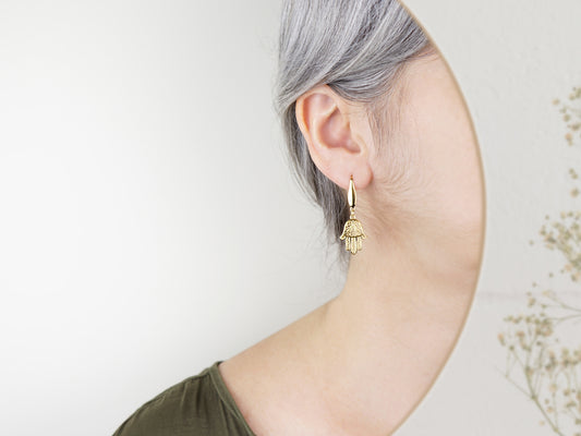 Brincos Mão de Fátima, Inspirados na Filigrana Portuguesa, Aço Inoxidável Dourado - Mulher a usar Brinco