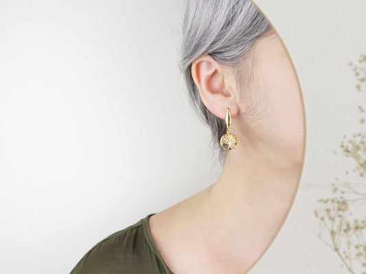 Brincos Árvore da Vida, Inspirados na Filigrana Portuguesa, Aço Inoxidável Dourado - Mulher a usar Brinco