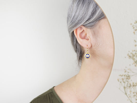 Brincos Caramujos Azuis de Gancho, Inspirados na Filigrana Portuguesa, Aço Inoxidável Dourado - Mulher a usar Brinco