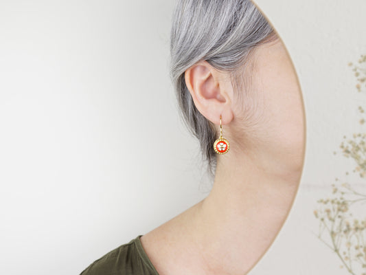 Brincos Caramujos Laranja, Inspirados na Filigrana Portuguesa, Aço Inoxidável Dourado - Mulher a usar Brinco