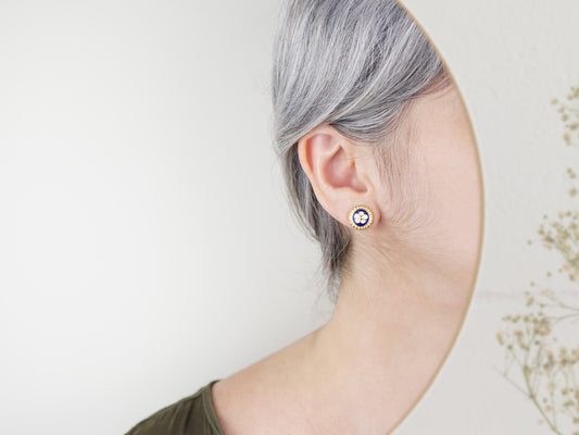 Brincos Caramujos Azuis, Inspirados na Filigrana Portuguesa, Aço Inoxidável Dourado - Mulher a usar Brinco