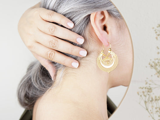 Brincos Arrecadas, Inspirados na Filigrana Portuguesa, Aço Inoxidável Dourado - Mulher a usar Brinco