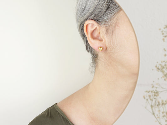 Brincos Contas de Viana, Inspirados na Filigrana Portuguesa, Aço Inoxidável Dourado - Mulher a usar Brinco