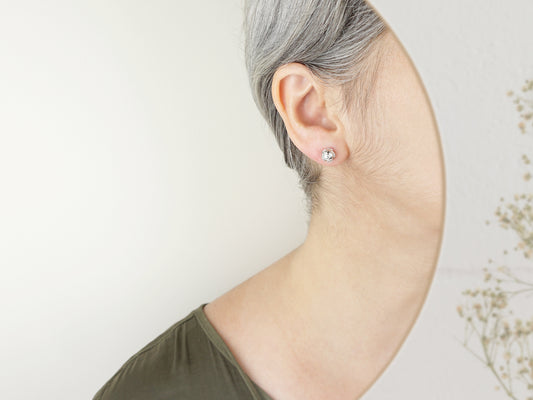 Brincos Contas de Viana, Inspirados na Filigrana Portuguesa, Aço Inoxidável - Mulher a usar Brinco