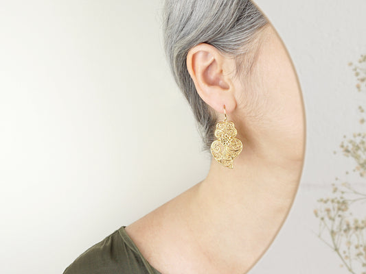 Brincos Tradicionais Coração de Viana Grandes, Inspirados na Filigrana Portuguesa, Aço Inoxidável Dourado - Mulher a usar Brincos