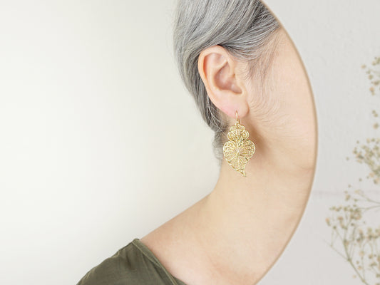 Brincos Tradicionais Coração de Viana Grandes, Inspirados na Filigrana Portuguesa, Aço Inoxidável Dourado - Mulher a usar Brinco