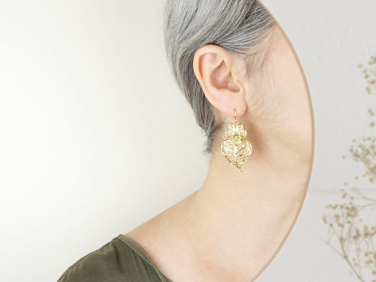 Brincos Tradicionais Coração de Viana Grandes, Inspirados na Filigrana Portuguesa, Aço Inoxidável Dourado - Mulher a usar Brinco