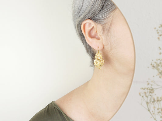 Brincos Tradicionais Coração de Viana Médios, Inspirados na Filigrana Portuguesa, Aço Inoxidável Dourado - Mulher a usar Brinco