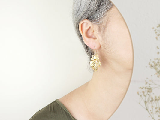 Brincos Tradicionais Coração de Viana Médios, Inspirados na Filigrana Portuguesa, Aço Inoxidável Dourado - Mulher a usar Brinco