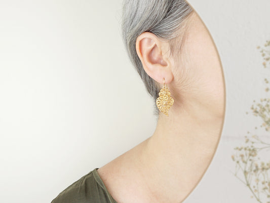 Brincos Tradicionais Coração de Viana Médios, Inspirados na Filigrana Portuguesa, Aço Inoxidável Dourado - Mulher a usar Brinco