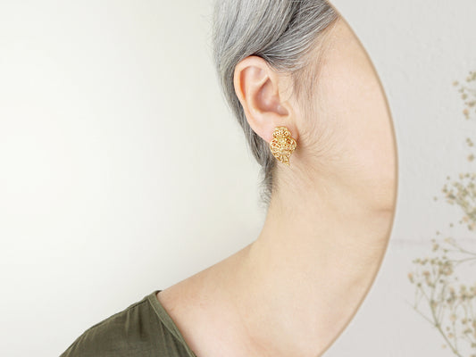 Brincos Tradicionais Coração de Viana de Tornilho, Inspirados na Filigrana Portuguesa, Aço Inoxidável Dourado - Mulher a usar Brinco