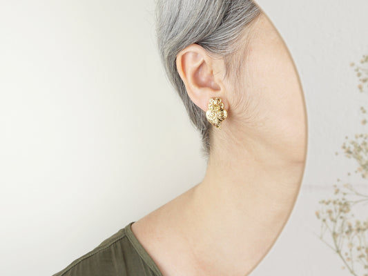 Brincos Tradicionais Coração de Viana de Tornilho, Inspirados na Filigrana Portuguesa, Aço Inoxidável Dourado - Mulher a usar Brinco