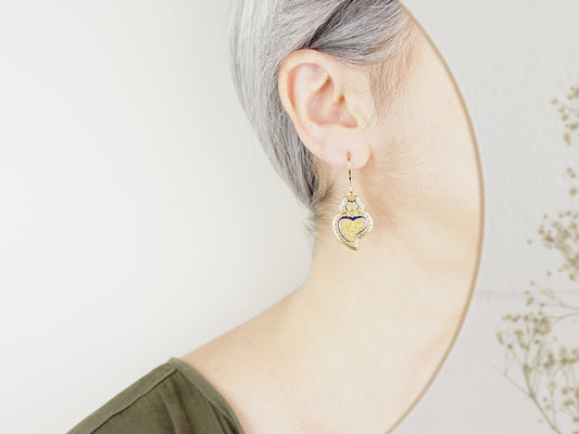 Brincos Tradicionais Coração de Viana Médios com Pormenores Azuis, Inspirados na Filigrana Portuguesa, Aço Inoxidável Dourado - Mulher a usar Brinco