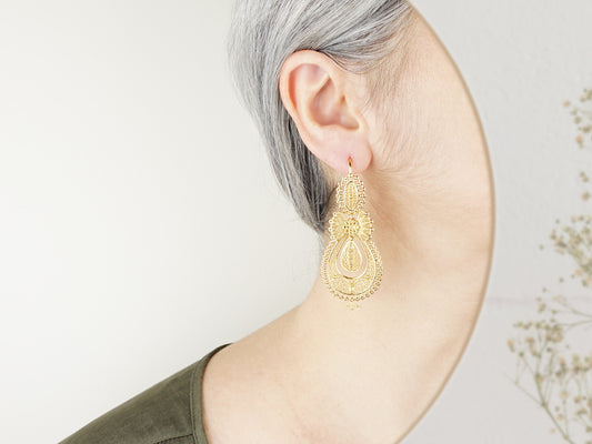 Brincos Princesa Grandes, Inspirados na Filigrana Portuguesa, Aço Inoxidável Dourado - Mulher a usar Brincos