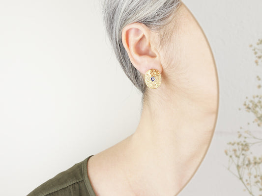 Brincos Ovais com Pormenores Azuis, Inspirados na Filigrana Portuguesa, Aço Inoxidável Dourado - Mulher a usar Brincos