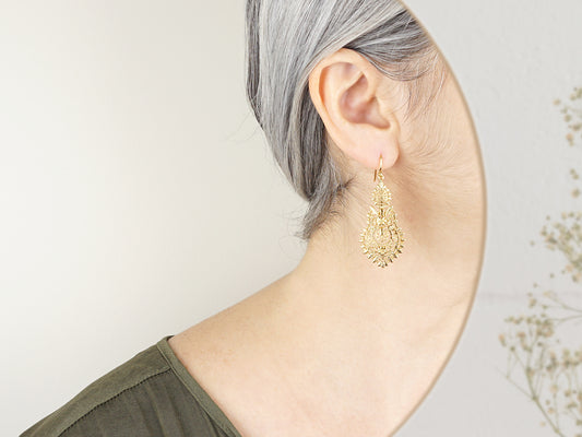 Brincos Rainha Médios, Inspirados na Filigrana Portuguesa, Aço Inoxidável Dourado - Mulher a usar Brincos