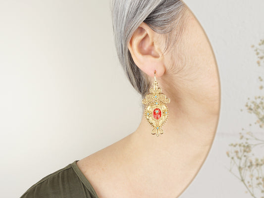 Brincos Relicário Grandes, Inspirados na Filigrana Portuguesa, Aço Inoxidável Dourado - Mulher a usar Brincos
