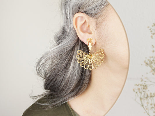 Brincos Tradicionais Grandes, Inspirados na Filigrana Portuguesa, Aço Inoxidável Dourado - Mulher a usar Brincos