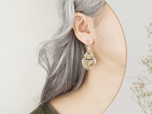 Brincos Tradicionais Coração de Viana Grandes com Pormenores Azuis, Inspirados na Filigrana Portuguesa, Aço Inoxidável Dourado - Mulher a usar Brincos