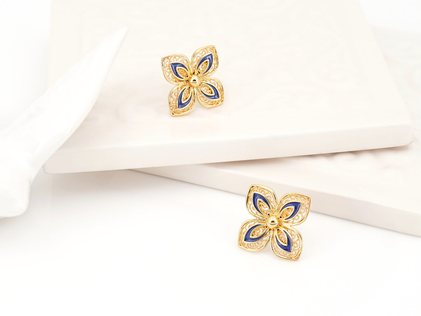 Brincos Flores com Pormenores Azuis, Inspirados na Filigrana Portuguesa, Aço Inoxidável Dourado