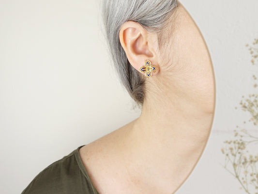 Brincos Flores com Pormenores Azuis, Inspirados na Filigrana Portuguesa, Aço Inoxidável Dourado - Mulher a usar Brincos