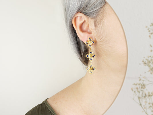 Brincos Compridos Flores Triplas com Pormenores Azuis, Inspirados na Filigrana Portuguesa, Aço Inoxidável Dourado - Mulher a usar Brincos