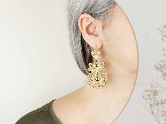 Brincos Laças / Galegos Grandes, Inspirados na Filigrana Portuguesa, Aço Inoxidável Dourado - Mulher a usar Brincos