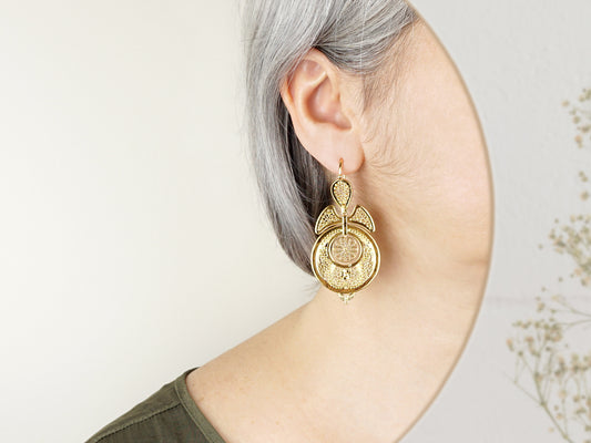 Brincos Vianesas Grandes, Inspirados na Filigrana Portuguesa, Aço Inoxidável Dourado - Mulher a usar Brincos