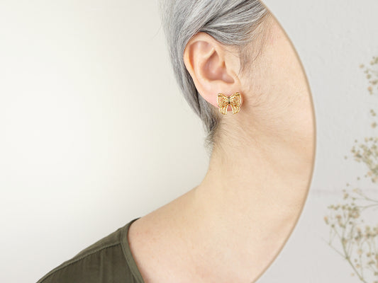 Brincos Laço Pequenos, Inspirados na Filigrana Portuguesa, Aço Inoxidável Dourado - Mulher a usar Brincos