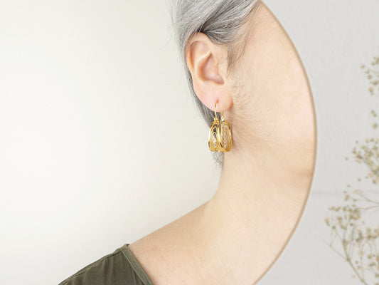 Argolas Tradicionais, Inspiradas na Filigrana Portuguesa, Aço Inoxidável Dourado - Mulher a usar Brincos