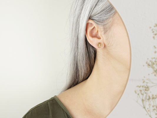 Brincos Circulos Pequenos, Inspirados na Filigrana Portuguesa, Aço Inoxidável Dourado - Pormenor Mulher a usar Brinco
