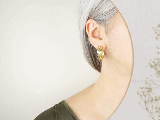 Argolas Médias, Inspiradas na Filigrana Portuguesa, Aço Inoxidável Dourado - Pormenor Mulher a usar Brinco