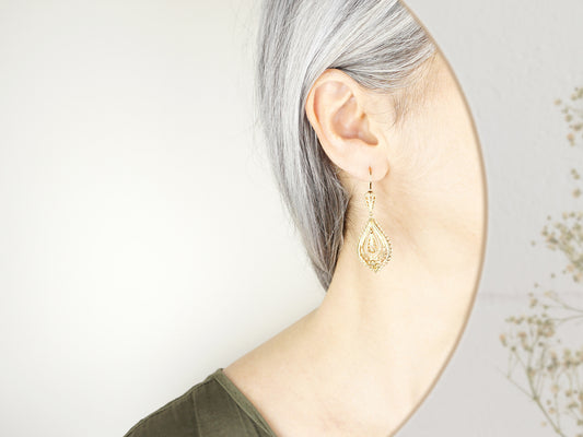 Brincos Lágrima Rica, Inspirado na Filigrana Portuguesa, Aço Inoxidável Dourado - Pormenor Mulher a usar Brinco