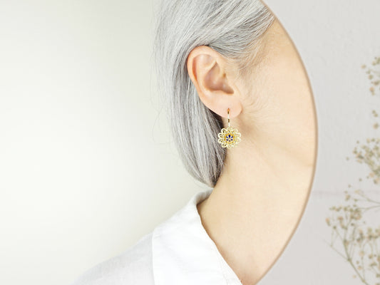 Brincos Flores com Pormenores Azuis, Inspirados na Filigrana Portuguesa, Aço Inoxidável Dourado - Pormenor Mulher a usar Brinco